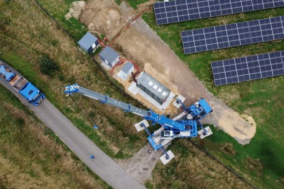 Luchtfoto van Zonnepark Reuver tijdens het plaatsten van de batterij